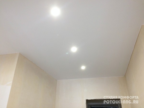 Натяжной потолок в коридор