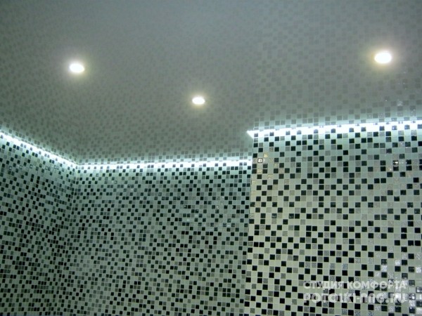 Пример натяжного цветного потолка для ванной 2 м²