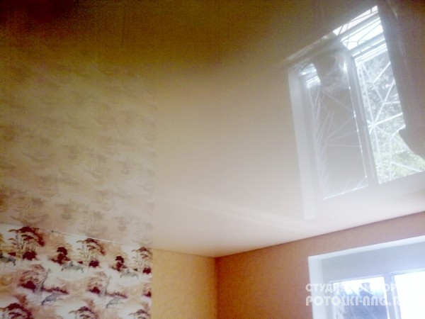 Цветные натяжные потолки