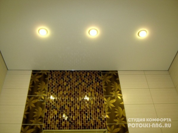Пример натяжного цветного потолка для ванной 2 м²